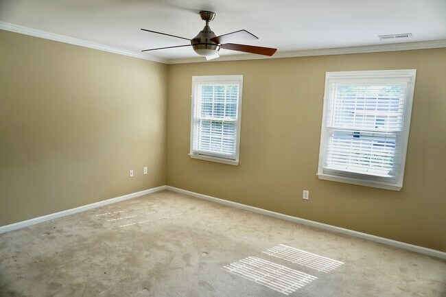 Building Photo - Lovely and Spacious 3 Bedroom 2.5 Bathroom...