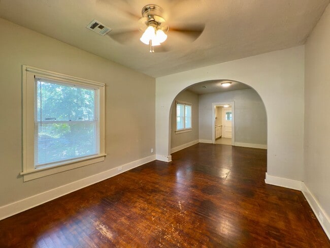 Building Photo - 2 Bedroom 1 Bathroom Bungalow