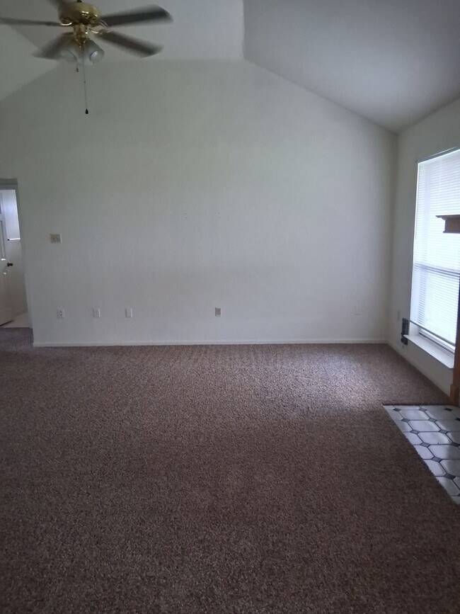 Building Photo - 3806 Lone Oak Dr