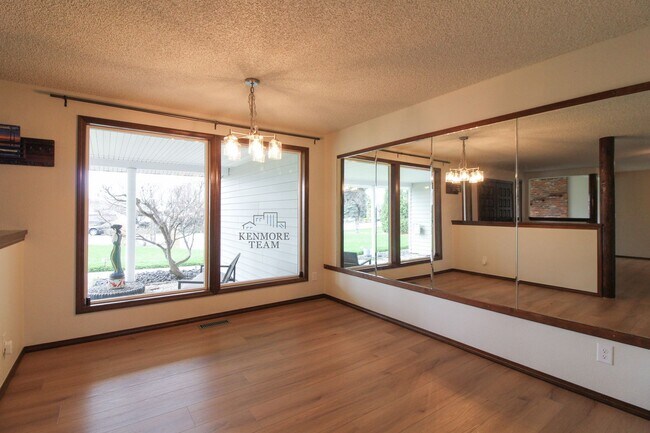 Building Photo - 3 Bed/2.5 Bath House in Pasco Near the River!