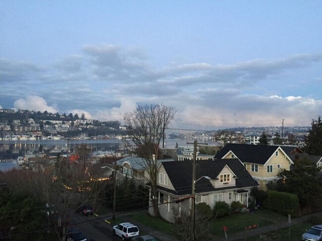 Building Photo - 2Bd/1Ba Seattle Home