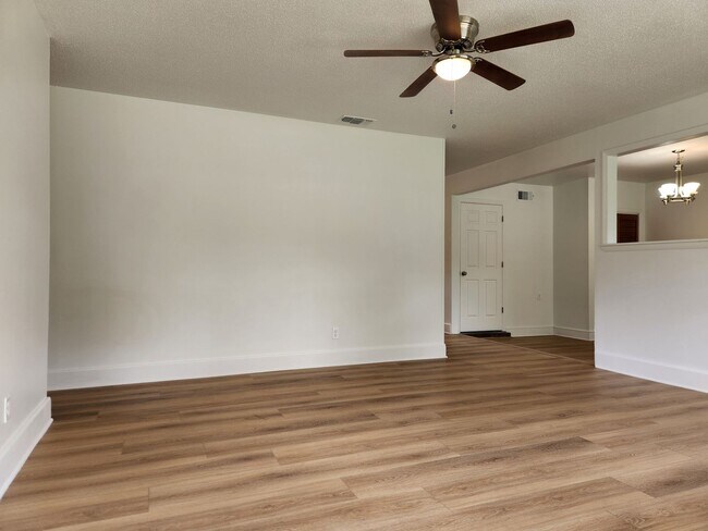 Building Photo - Stunning 4 bedroom, 2 bathroom home locate...