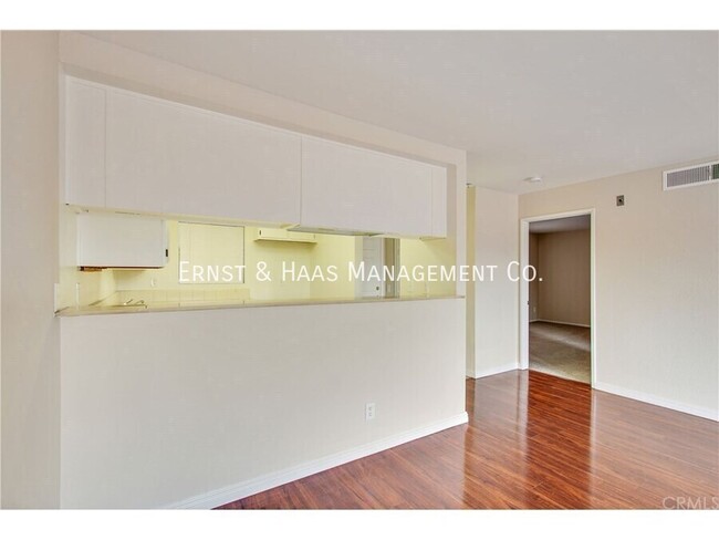 Building Photo - Beautiful Third Floor Condo with City Views!