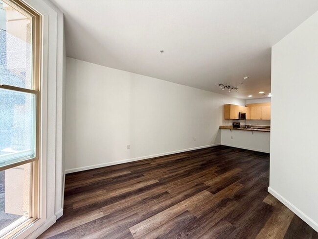 Building Photo - Beautiful One Bedroom Condo in the " Piazza Palermo." building! Pet considered!!