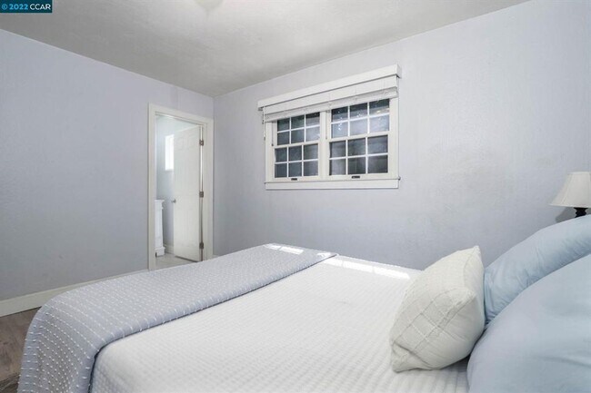 Building Photo - Clean/Remodeled 3 Bedroom 2 Bath with Large  Lot