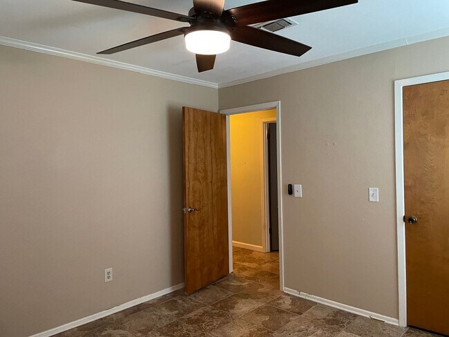 Building Photo - 1.5 Miles to Gruene / Fridge, Washer & Dryer Included / 2 Living Areas / Tons of Space / No Carpe...
