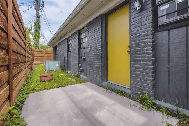 Building Photo - 2203 Ventura Dr