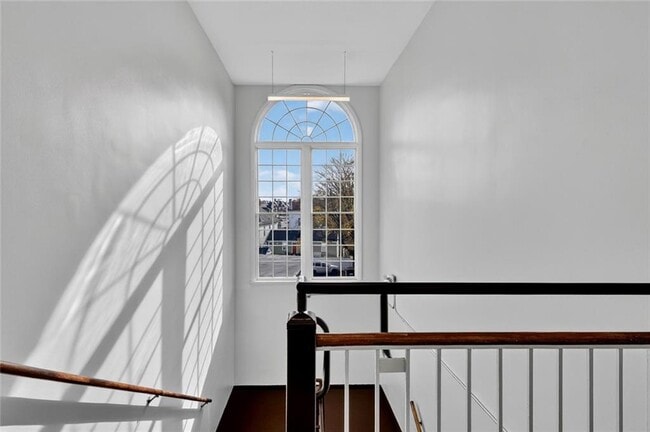 Building Photo - 1624 Lonsdale Ave