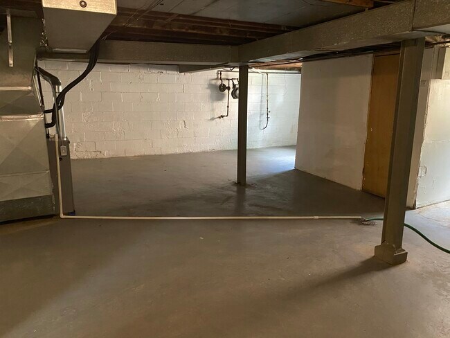 Building Photo - 226 Henquin Dr