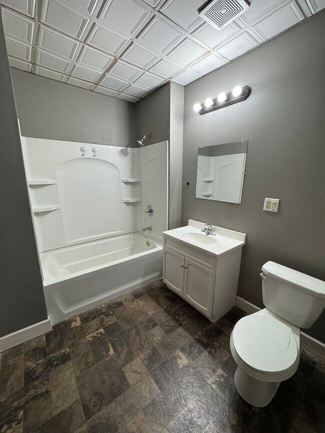 Building Photo - 4 bedroom 1 bath house in Rock Island