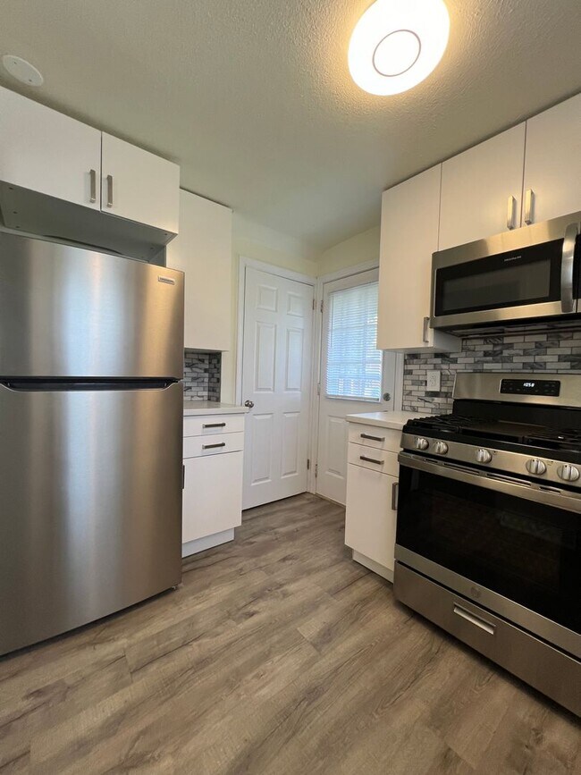 Building Photo - Updated 2BR house with off street parking!