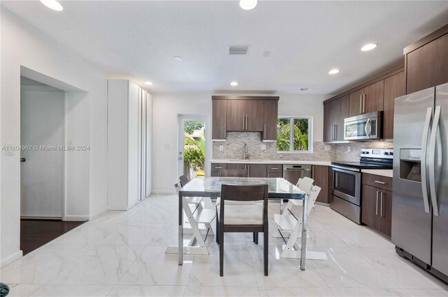 Building Photo - 2401 SW 26th St