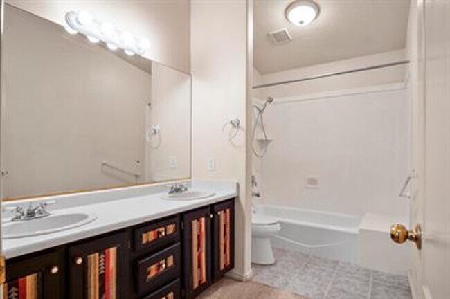 Building Photo - Bloomington Beauty!  6 month lease