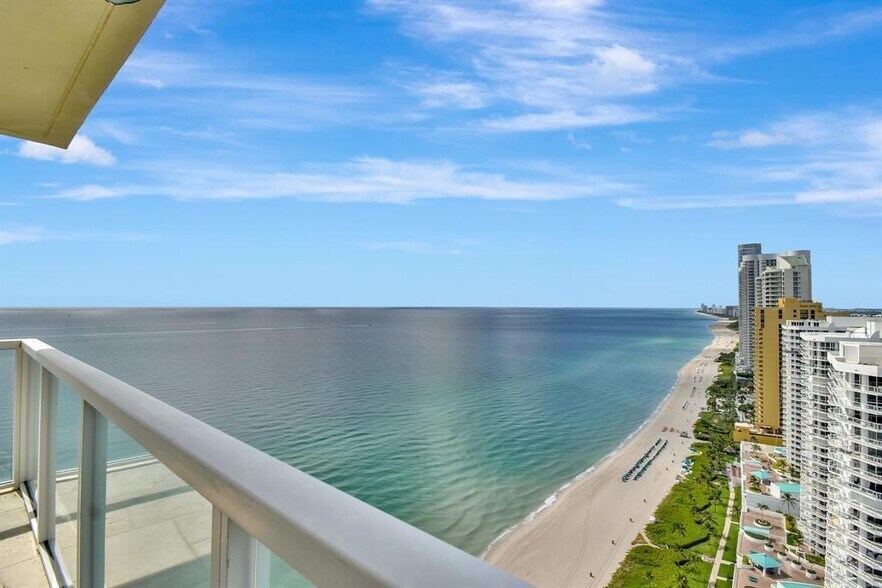 Building Photo - 16699 Collins Ave
