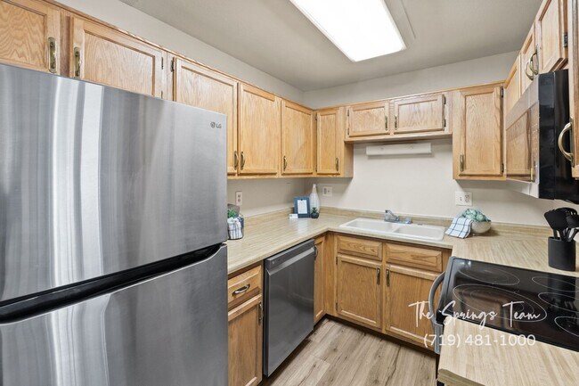 Building Photo - REMODELED SINGLE-LEVEL 2BD TOWNHOME w/ A/C - Security Deposit Waiver Available