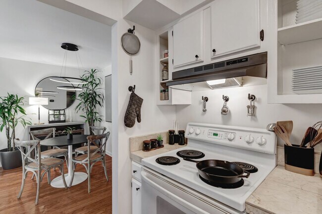 Building Photo - Live just minutes from the charm and excit...