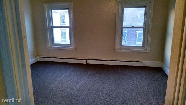 Building Photo - 4 br, 1 bath Townhome - 770 Kohn St