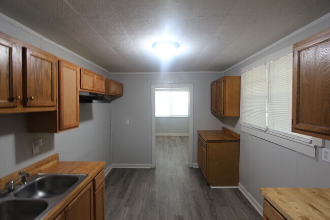 Building Photo - New On The Market!  Fresh Updates!!