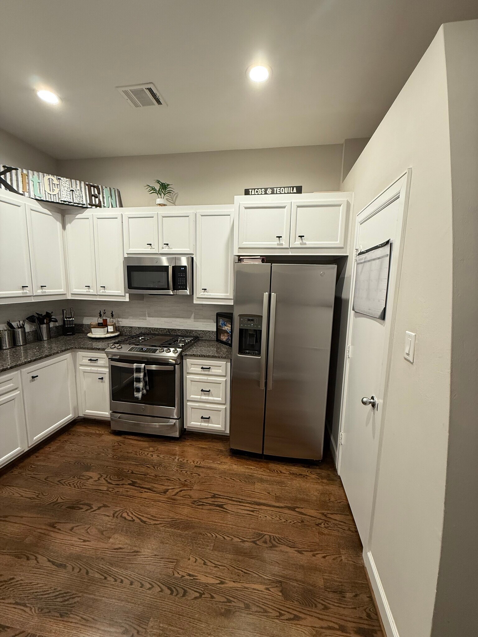 Full Kitchen with updated black accents - 8705 Bryam