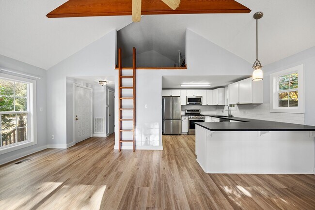 Building Photo - 900 Branch St