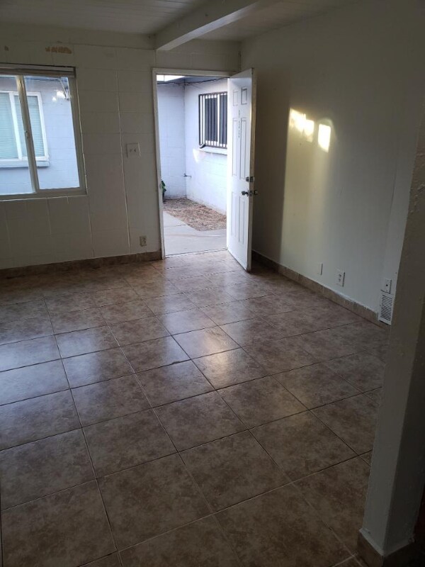 Building Photo - 15 E San Joaquin St
