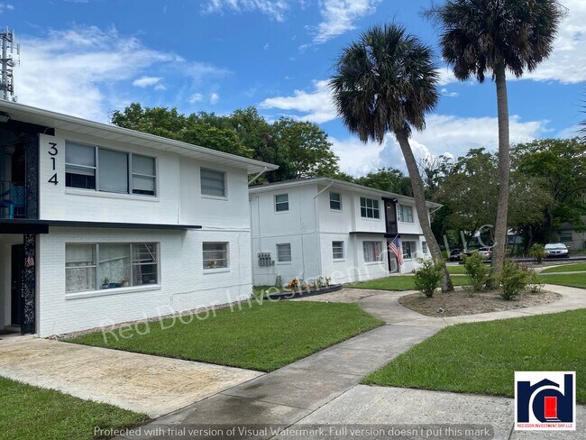 Building Photo - Renovated Spacious 2/2~w/All-in One Washer/Dryer & New AC~Deland