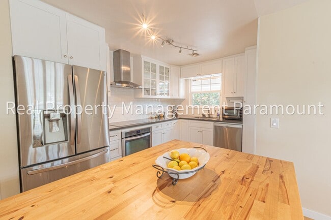 Building Photo - Modern, Eco-Friendly 4BR Home with Views i...