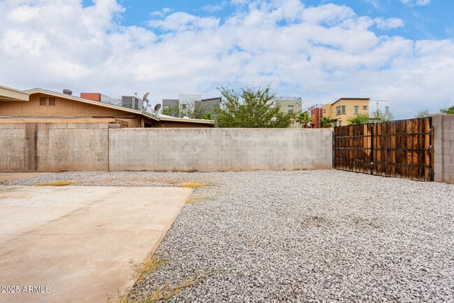 Building Photo - 1122 E Marny Rd