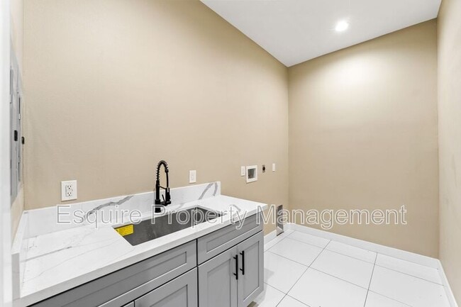 Building Photo - 545 Carty Dr