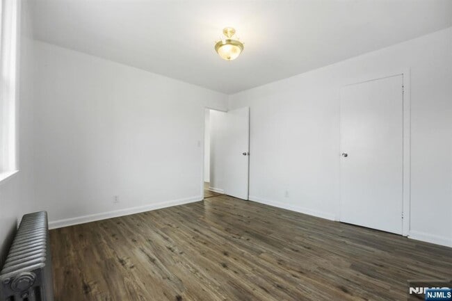 Building Photo - 826 7th St