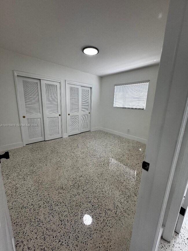 Building Photo - 2725 SW 25th St