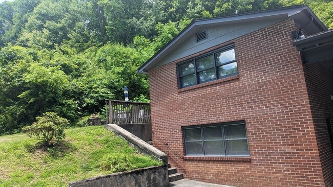Building Photo - Charming 1 Bedroom Apartment located in beautiful Sylva NC $950 a month-available July 1st