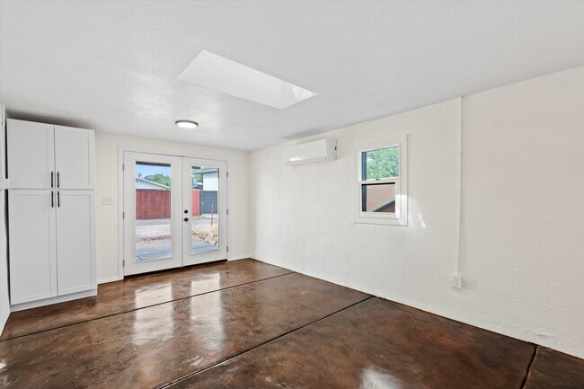 Building Photo - 1320 E Hampton St