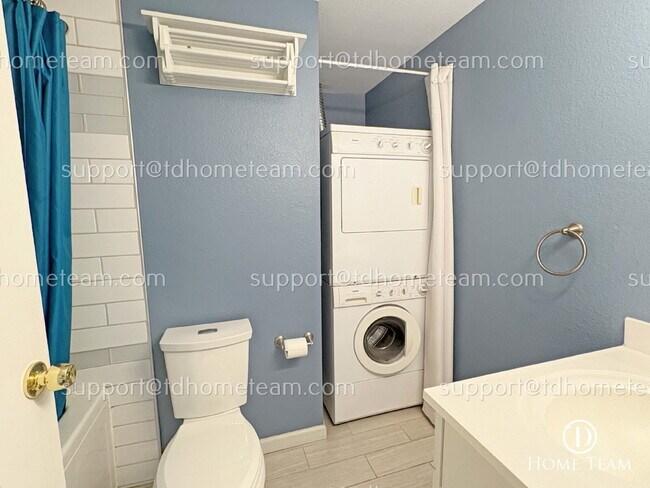 Building Photo - "Charming 2-Bedroom Townhouse Retreat in S...