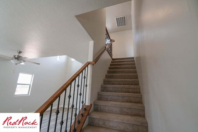 Building Photo - Beautiful Townhome in Hurricane Heights!