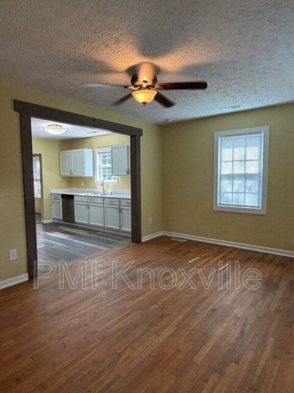 Building Photo - 2340 Boxwood Ln NE