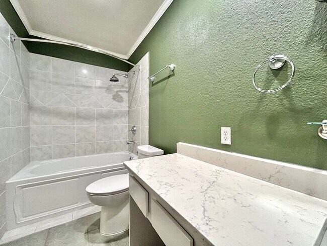 Building Photo - Stylish 2/BR 2/BA Home with Covered Balcon...