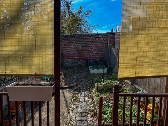 Building Photo - 816 W 9th St