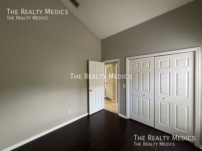 Building Photo - 1004 N Magee Creek Ct