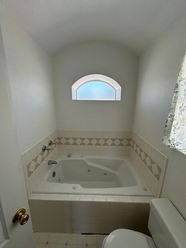 Building Photo - 3503 Northpointe Dr