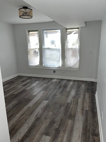 Building Photo - 3329 N Karlov Ave