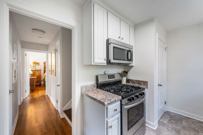 Building Photo - 3 Bedroom || 1.5 Bathroom Single Family Home