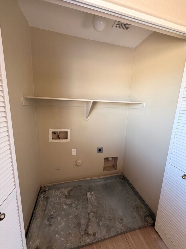 Building Photo - Updated 4x2 Buckeye Home *NO* Carpet & Downstairs Primary Bed!