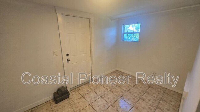 Building Photo - 1308 E 28th Ave