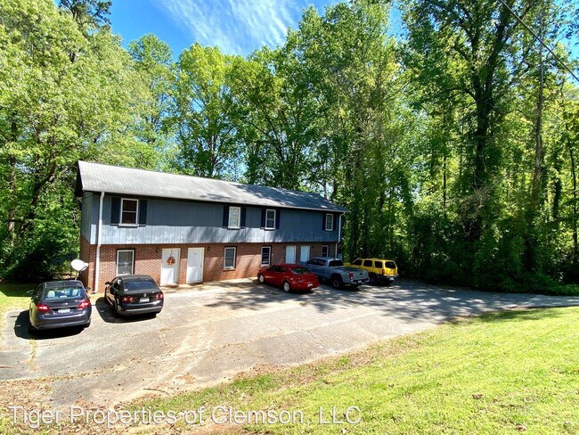 Building Photo - 2 br, 1 bath Room For Rent - 415 Lindsay Rd