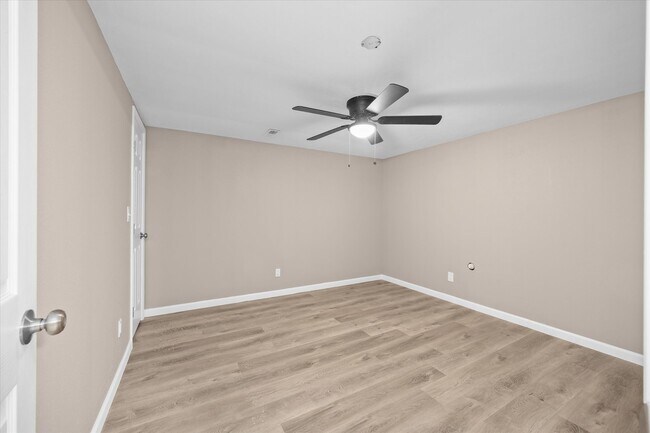 Building Photo - 19 Manor Dr