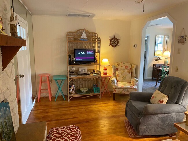 Building Photo - Nokomis Beachy Bungalow (Off Season)