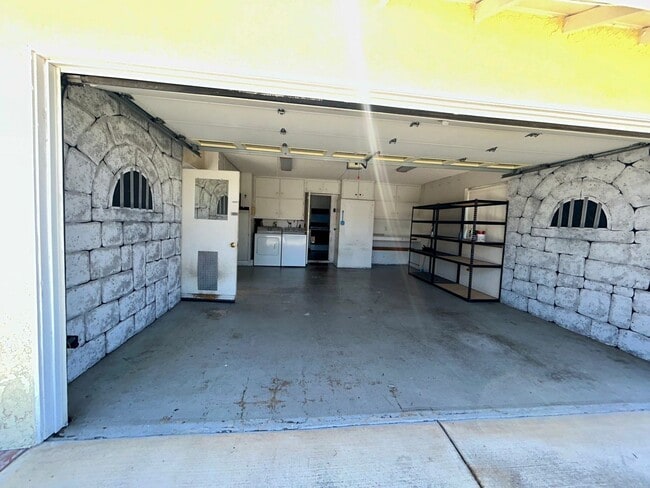 Building Photo - 4 Bed / 2 Bath Home for Rent in Huntington Beach