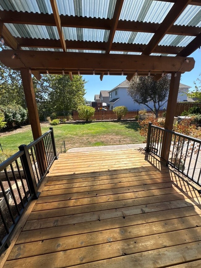 Building Photo - Beautiful 3 bedroom with bonus loft area i...