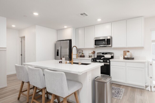 Building Photo - Newer townhome in the NW